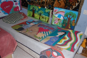 Bo Edvarssons sovrum är till bredden fyllt med konst. På natten möblerar han om för att själv kunna få plats. 